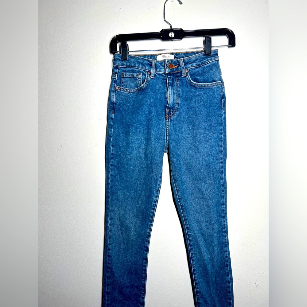 Forever 21 skinny Jean in size 24 - Cute Basic essentials